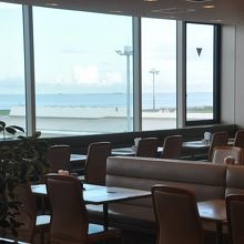 滑走路が見える席もある