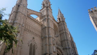 バラ窓が印象的