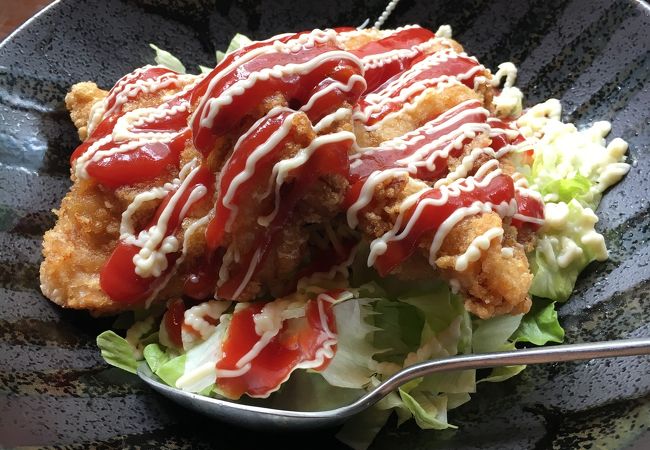 大きな唐揚げが乗ったタコライス