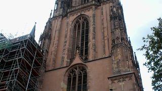 外観は一部、修復中でした。