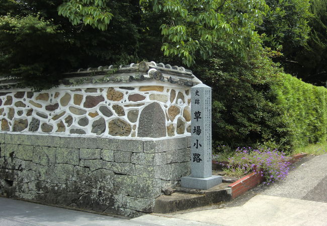 様々な石が埋め込まれています