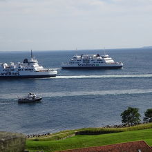 大型フェリーが行き来するのが見えます。