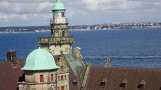 夏のシーズンには、ハムレット野外劇あり