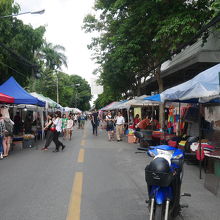 道いっぱいにお店が連なる