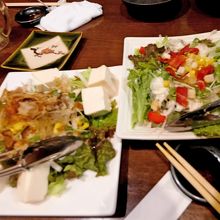 豆腐とじゃこの大根サラダ580円　シーザーサラダ580円