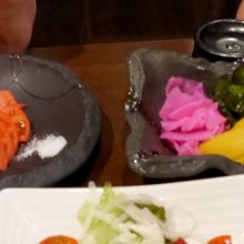 トマトスライス380円　漬物盛り合わせ380円