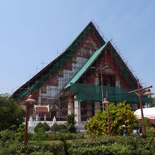 この日は本堂の屋根が工事中