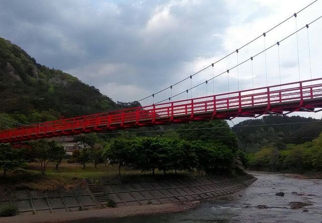 鮮やかできれいな吊り橋♪
