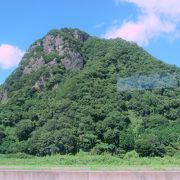 目を引く奇岩の山