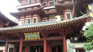 豪華な中華風寺院