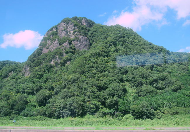 目を引く奇岩の山