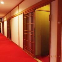 宿坊は鮮やかな朱のジュータンでした