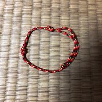 朝の勤行に参加すると、お守りの腕輪がもらえる