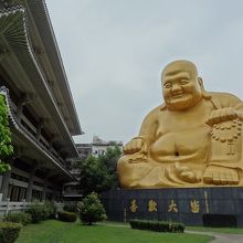 金色に輝く台中大仏