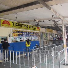 ピアの外に出たところにあるチケットセンターです。