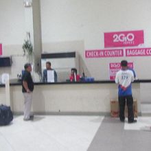 ターミナル内のチェックインカウンター