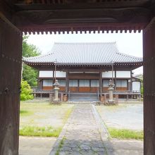 山門から覗いた本堂。