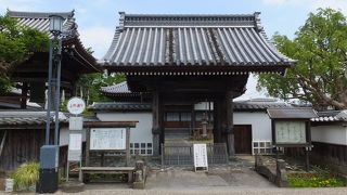 豆田町のまんなかにある江戸前期のお寺