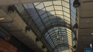 浅草寺に向かう商店街