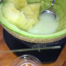 メロンの器の底にたまった果汁に炭酸水を入れてメロンソーダに！