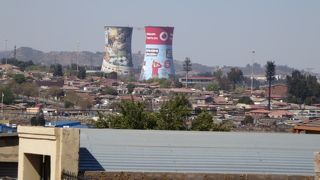 奇抜な塔が目立ちます