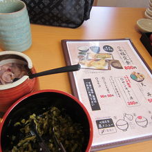 サービスのイカの塩辛＆高菜の漬物も