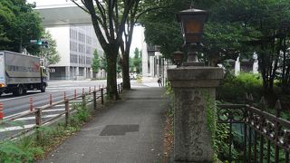 石垣の手前の空堀に形ばかり残ったような目立たない橋