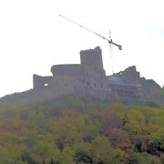 モーゼル：ベルンカステル・クースの山上に伝説の古城がある