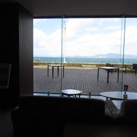 フロント前ロビー　テラスにでれます