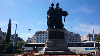 よく見ると女神像