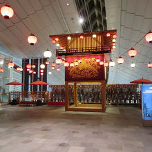 こちら「お祭り広場」に到着、木札の自動販売機もありますよ