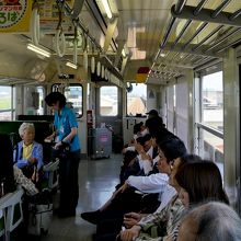 若い女性の車掌さん