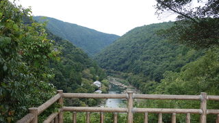 展望台から保津川下りの船が見下せます。