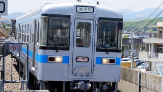 海の景色がきれいなローカル線　近代的すぎるのがおもしろみを欠くが