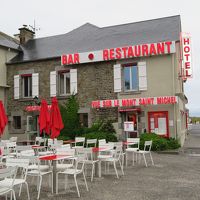 フロントはレストランの左奥にあるがホテルのフロントには見えな