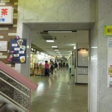 改札を出て左、お土産屋を抜けて奥へ