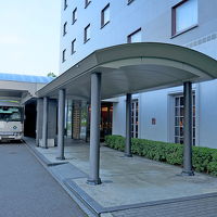 空港までシャトルバスがある　2分　徒歩でも5分