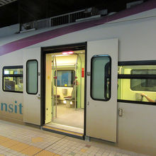 無事にKLセントラル駅到着、ドアのボタンが分かりますか？