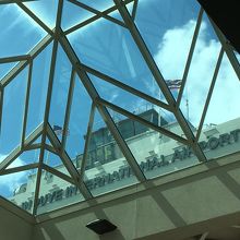 2階の出発ロビーのスタバ付近にある天窓から。