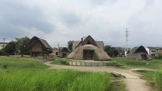住宅街に囲まれる
