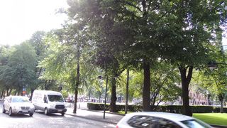 エスプラナーディ公園を挟んだ両側の通り