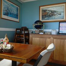 奥の部屋はテーブル席が四つです　先客が海が見える側に居ました