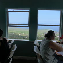 奥のテーブル席　眼下に海まで景色が広がります