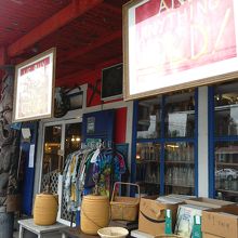 店外に並べられた商品