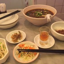 奥がニュウロウメン（台湾牛肉麺）。結構なボリュームです。