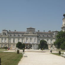 前庭からの全景です。