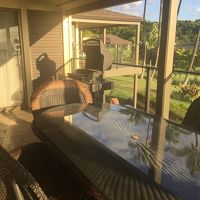 テーブル、ベッド、ＢＢＱコンロがあるラナイ