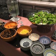 サラダバーも種類豊富