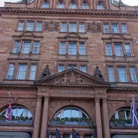 正面玄関の外観。