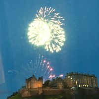 部屋から見たミリタリー・タトゥーの花火とお城